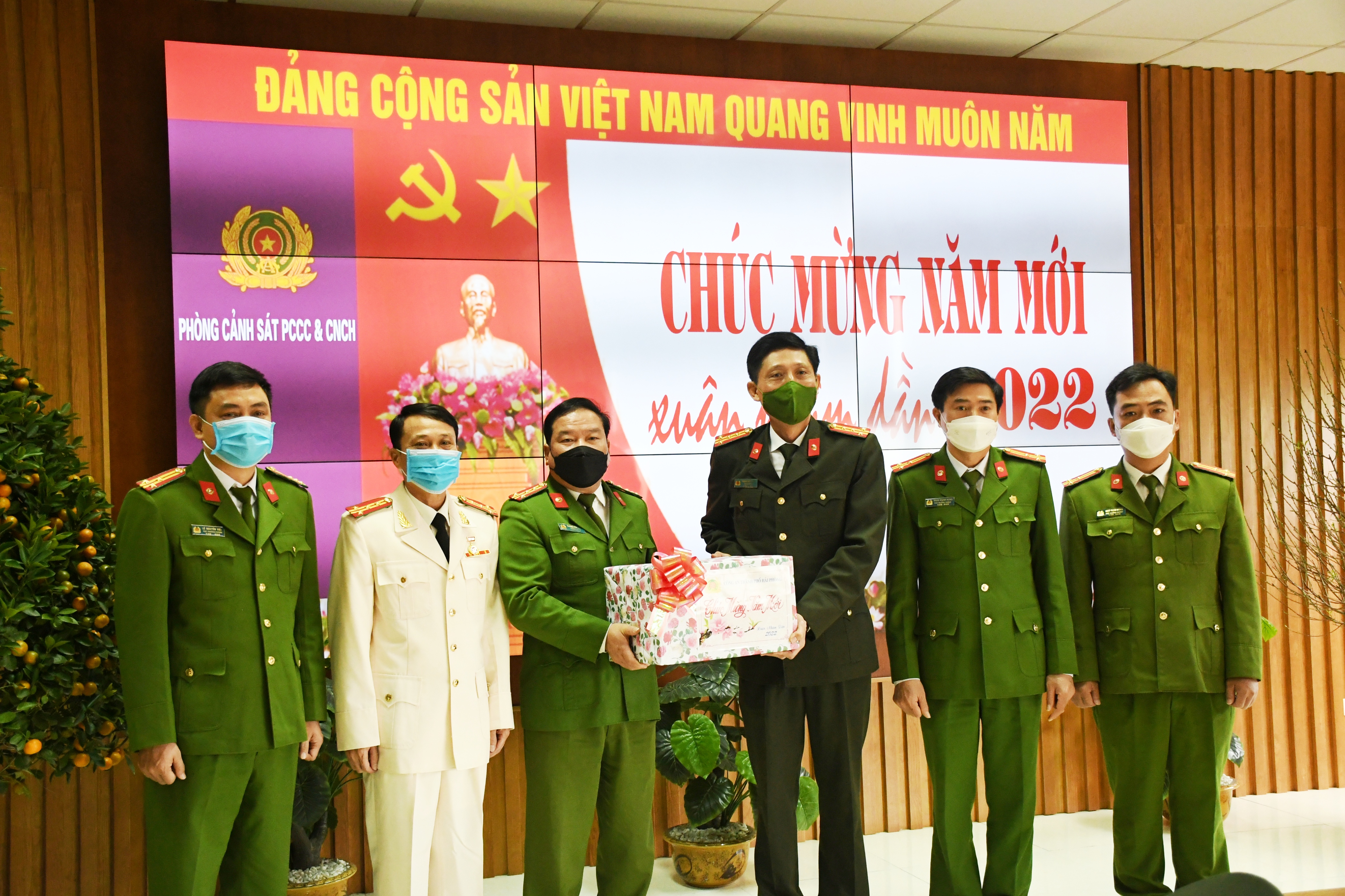 Đại tá Phạm Viết Dũng – Phó Giám đốc CATP: Thăm, tặng quà Tết Phòng Cảnh sát PCCC và CNCH CATP